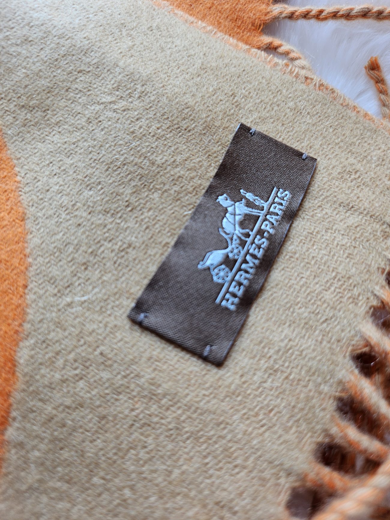 LOT 1042 HERMÈS SMALL MUFFLER IN CASHMERE (100% CASHMERE